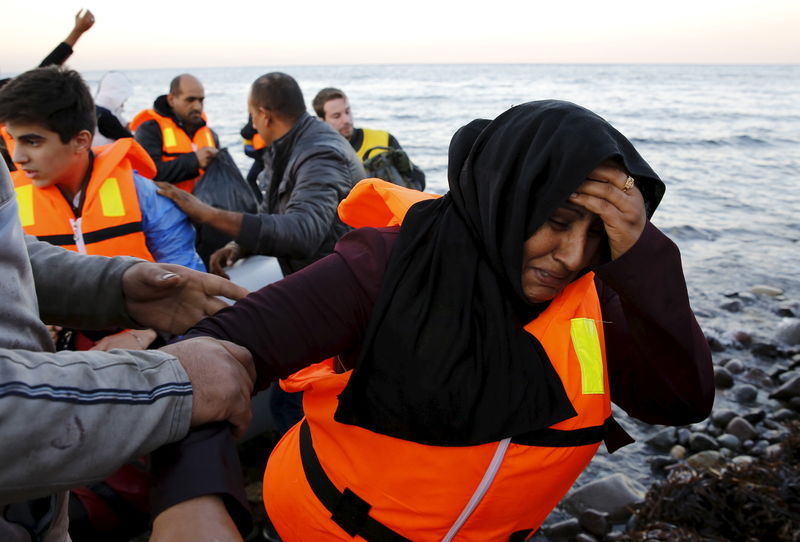 © Reuters. Refugiados sírios desembarcando na ilha grega de Lesbos