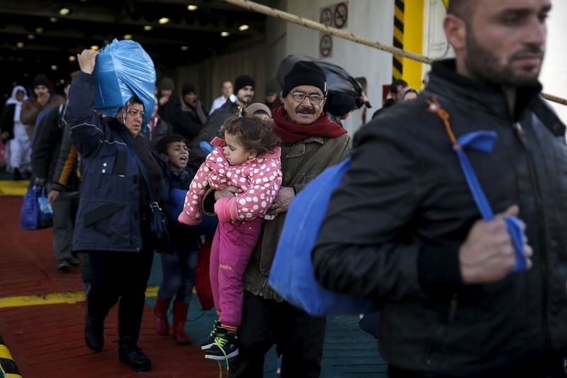 © Reuters. Refugees and migrants arrive aboard the passenger ferry Eleftherios Venizelos from the island of Lesbos at the port of Piraeus