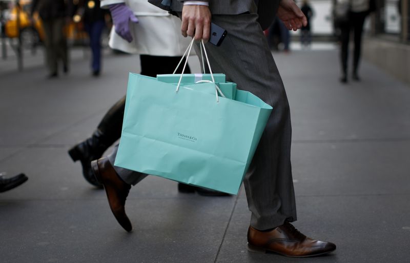 © Reuters. File photo of a shopper carrying bags from Tiffany & Co. jewelers along 5th Avenue in New York City