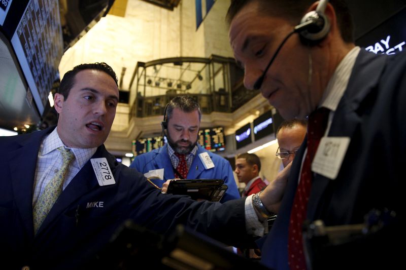 © Reuters. Traders work on the floor of the New York Stock Exchange in New York