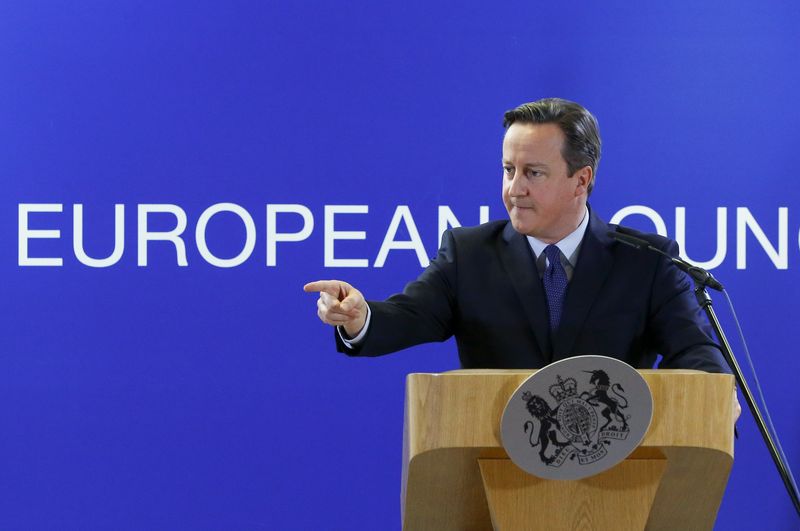 © Reuters. Premiê britânico, David Cameron, discursa durante uma reunião com líderes da União Europeia