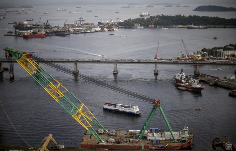 © Reuters. Navios na Baía de Guanabara perto da ponte Rio-Niteroi 