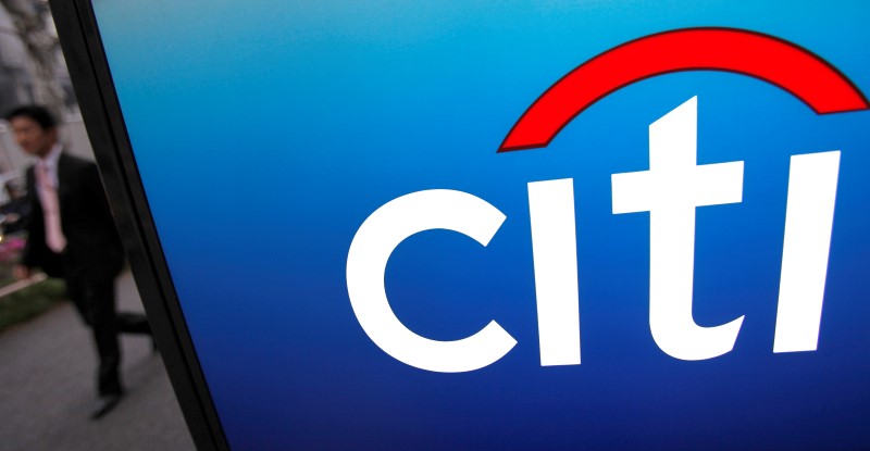 © Reuters. A pedestrian passes a logo of Citigroup in Tokyo