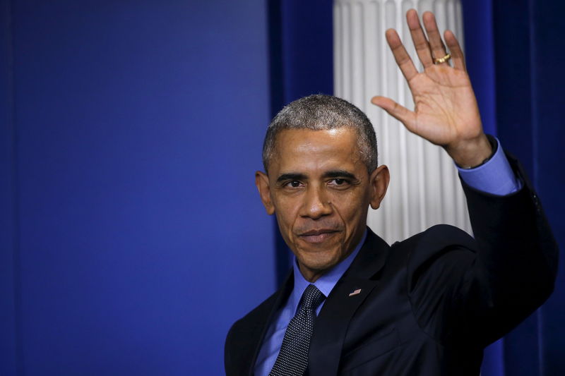 © Reuters. Obama waves as he leaves his end of the year news conference at the White House in Washington