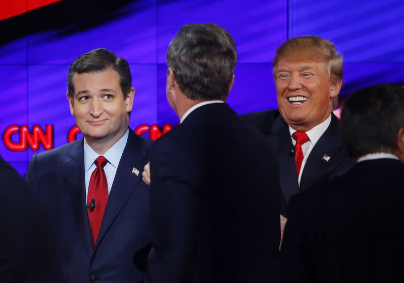 © Reuters. Republican U.S. presidential candidates Cruz, Bush and Trump talk at the end of the Republican presidential debate in Las Vegas