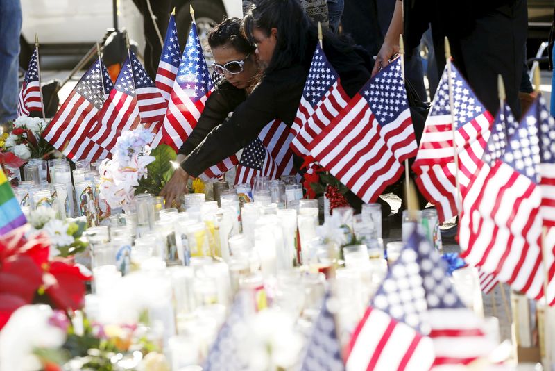 © Reuters. People leave flowers at a makeshift memorial after last week's shooting in San Bernardino, California