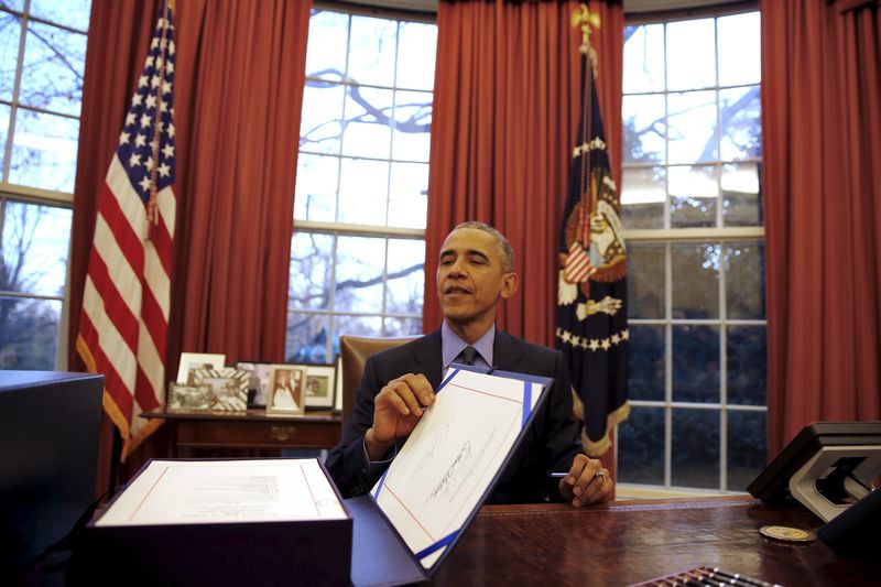 © Reuters. أوباما يوقع على ميزانية تمويل حكومي واعفاءات ضريبية