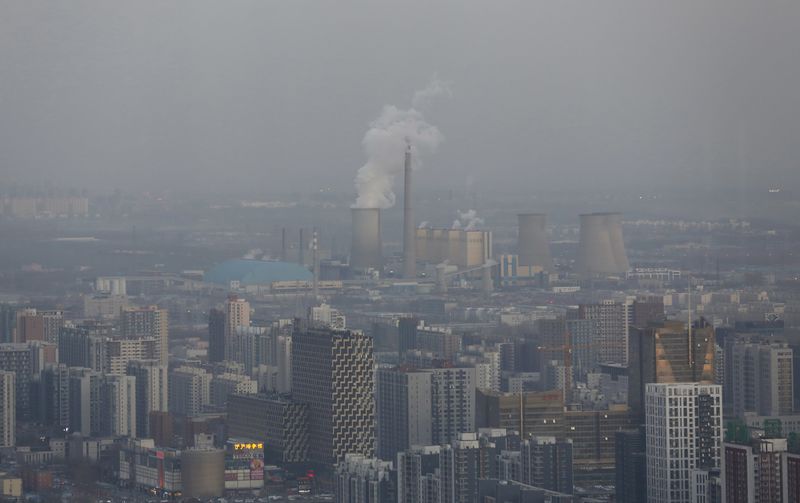 © Reuters. بكين تعلن "تحذيرا أحمر" من التلوث لكن الضباب الدخاني دون المتوقع