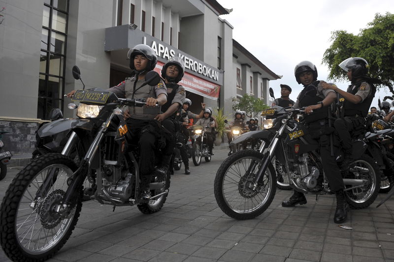 © Reuters. إندونيسيا تنشر 150 ألف جندي لتأمين احتفالات العام الجديد