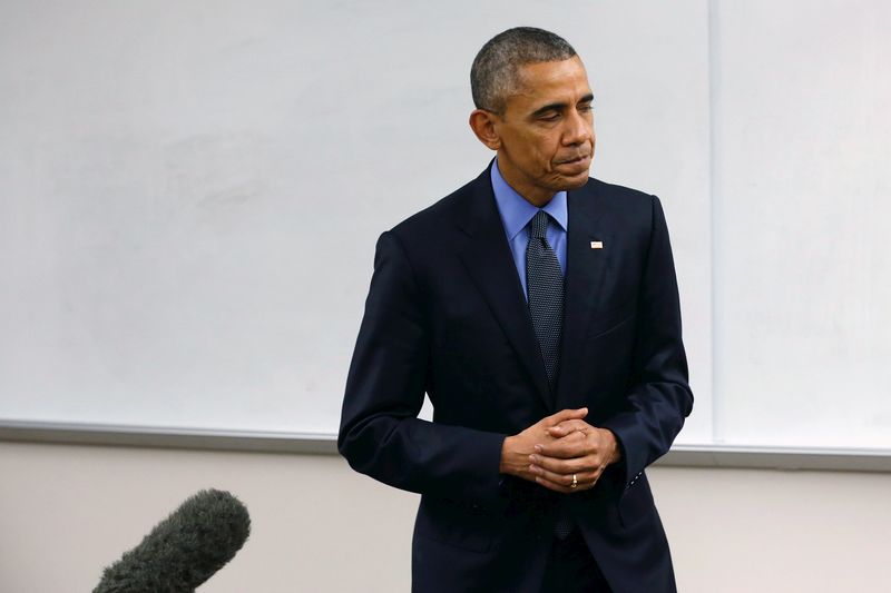 © Reuters. أوباما يلتقي بأسر ضحايا هجوم سان برناردينو