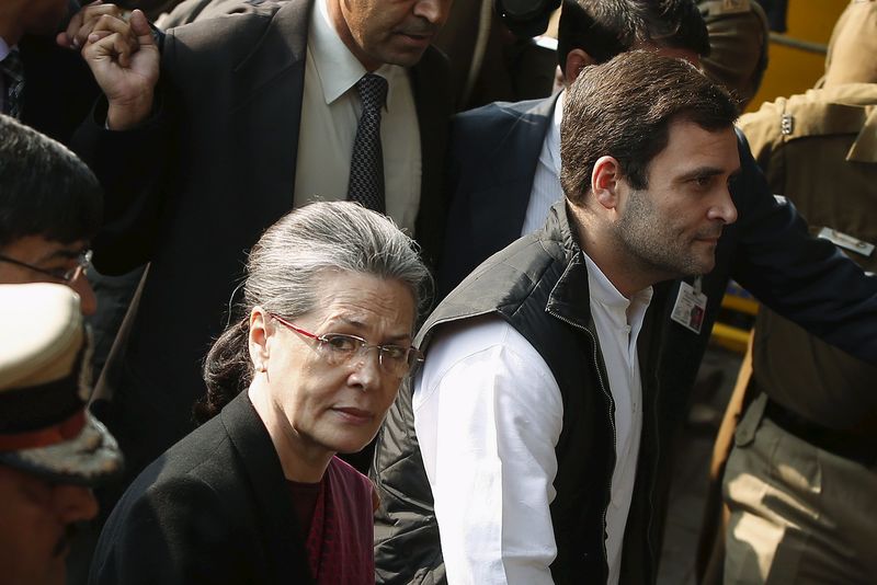 © Reuters. محكمة هندية تصدر حكما بالإفراج بكفالة عن سونيا غاندي وابنها راؤول