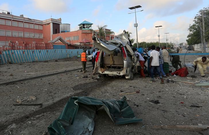© Reuters. Un coche bomba mata a tres personas en la capital somalí, cifra podría aumentar