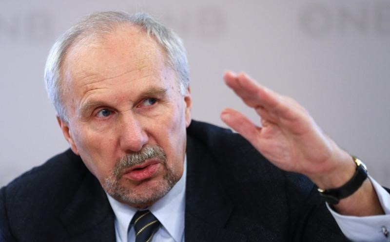 © Reuters. Austrian National Bank governor Nowotny addresses a news conference in Vienna