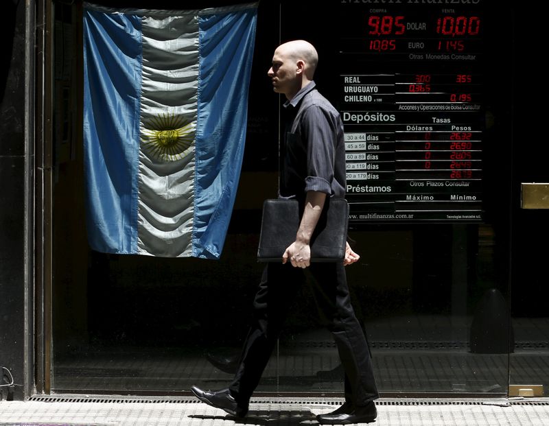 © Reuters. Argentina licitará 2.000 millones de dólares en bonos para saldar deudas de importadores