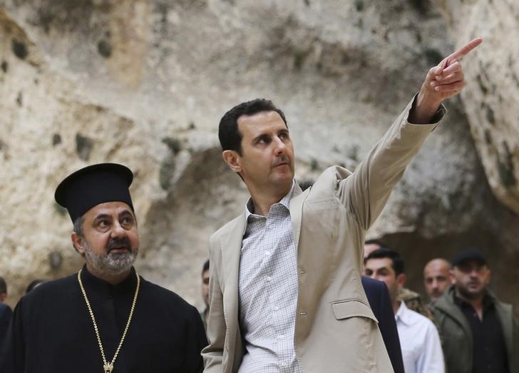 © Reuters. الأسد يقوم بزيارة نادرة لكنيسة قرب جبهة للقتال في دمشق