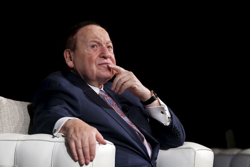 © Reuters. Gambling giant Las Vegas Sands Corp's Chief Executive Sheldon Adelson reacts during a news conference in Macau, China 