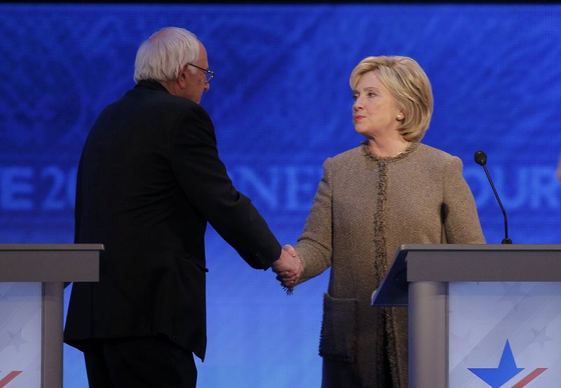 © Reuters. Democratic U.S. presidential candidate Sanders shakes hands with his rival Clinton at the conclusion of the Democratic presidential candidates debate at St. Anselm College in Manchester