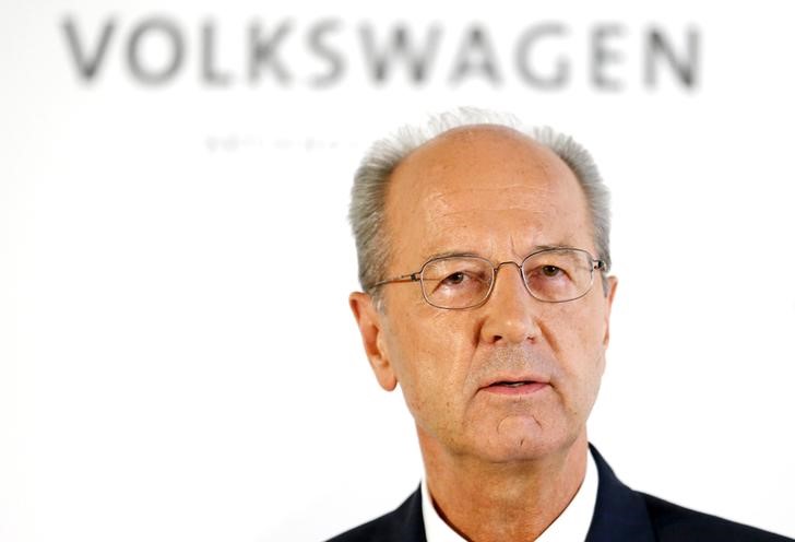 © Reuters. Former CFO and new Chairman of Volkswagen Poetsch addresses a news conference in Wolfsburg