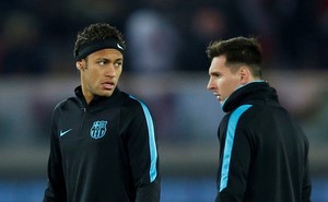 © Reuters. Messi y Neymar juegan en la final del Mundialito