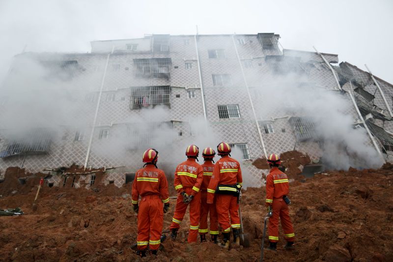 © Reuters. شينخوا: 22 مفقودا في انهيار أرضي بالصين