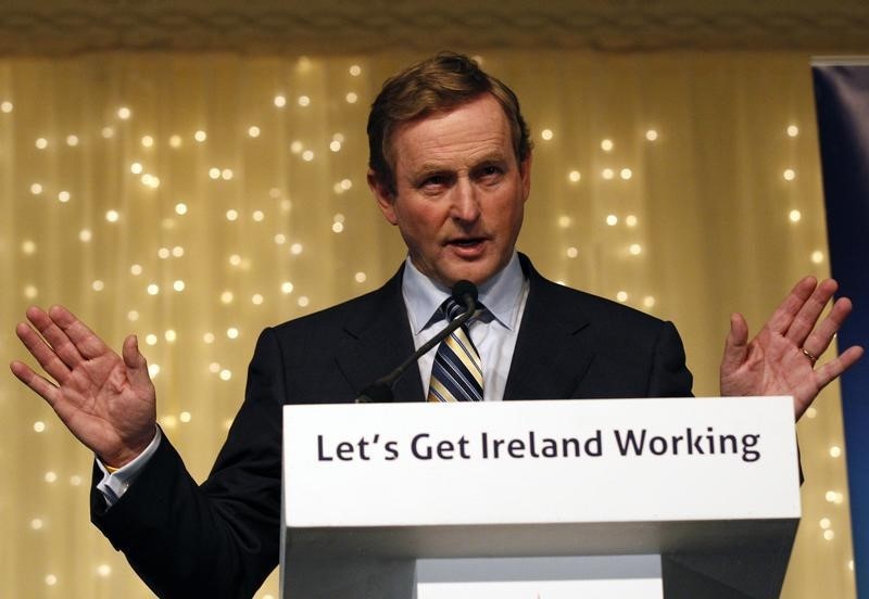 © Reuters. Fine Gael leader Enda Kenny addresses supporters in Dublin