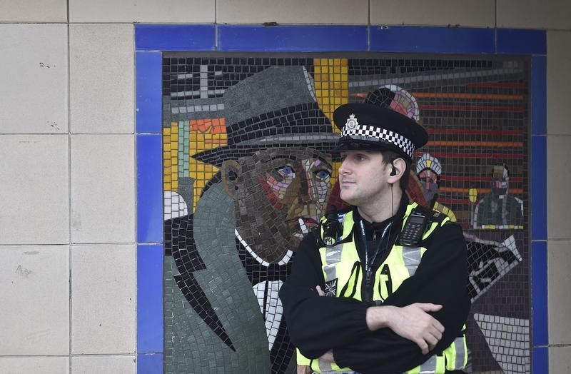 © Reuters. بريطانيا تبحث توفير حماية قانونية للشرطة المسلحة بعد هجمات باريس