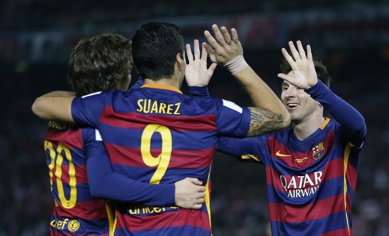 © Reuters. El Barça vence al River Plate y gana el Mundial de Clubes con goles de Suárez y Messi