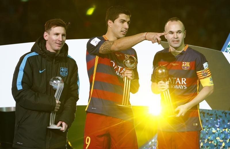© Reuters. ميسي وسواريز يمنحان برشلونة لقبا جديدا في كأس العالم للأندية