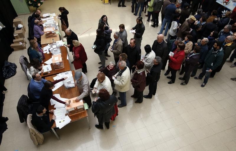 © Reuters. Participación electoral provisional en España baja un punto vs 2011