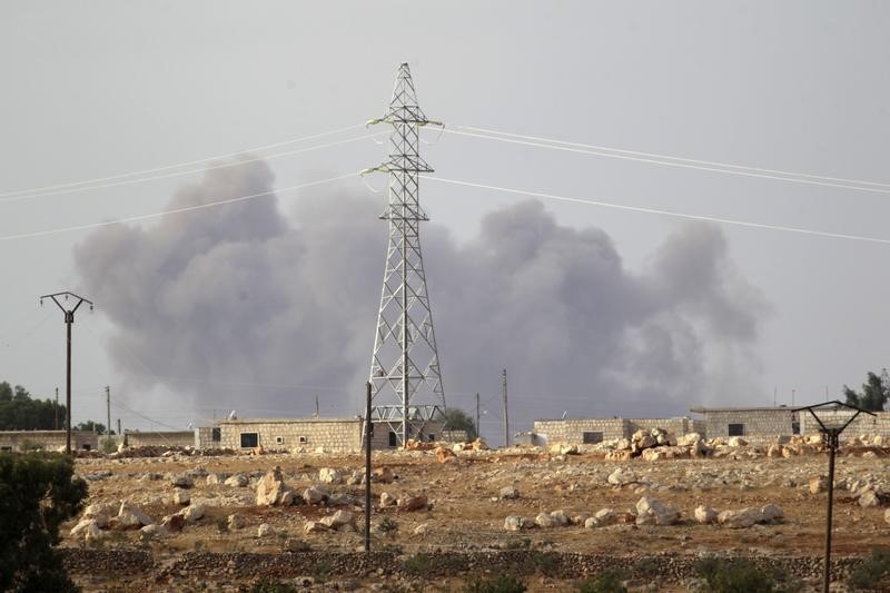 © Reuters. طائرات حربية يعتقد أنها روسية تقتل العشرات بمدينة إدلب السورية