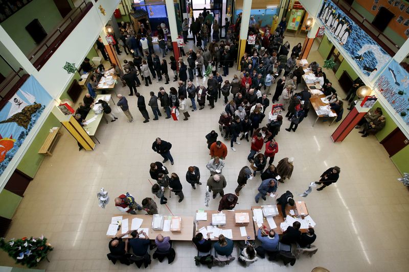 © Reuters. LES ESPAGNOLS AUX URNES