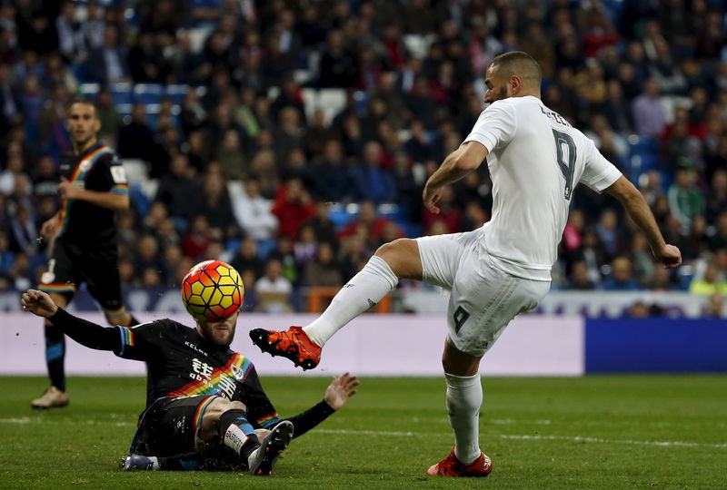 © Reuters. El Real Madrid golea por 10-2 a un Rayo que se quedó con 9 jugadores