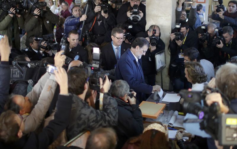 © Reuters. El PP ganaría las elecciones pero lejos de la mayoría absoluta, según sondeos pie urna