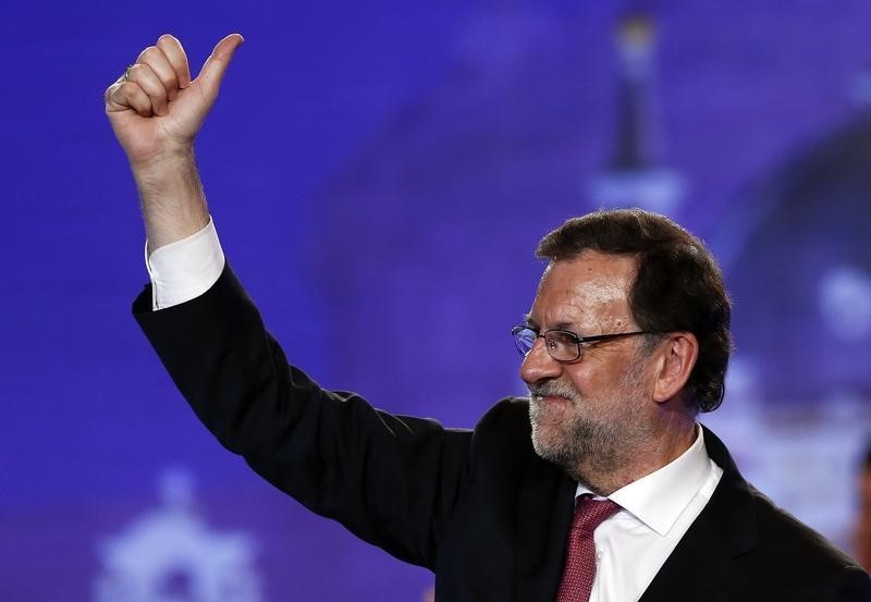 © Reuters. Spain's Prime Minister and People's Party (PP) leader Mariano Rajoy gives a thumbs up during the final campaign rally for Spain's general election in Madrid