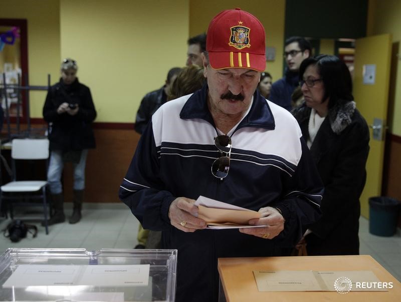 © Reuters. الحزب الحاكم في إسبانيا يفوز في الانتخابات ولكنه يخفق في تحقيق أغلبية