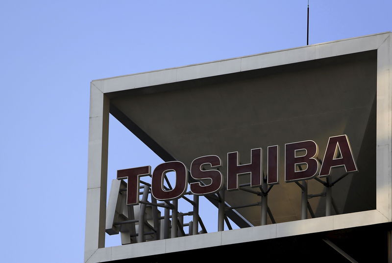 © Reuters. The logo of Toshiba Corp is seen at its headquarters in Tokyo