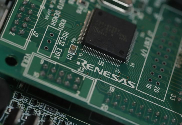 © Reuters. A Renesas Electronics Corp's chip is pictured at the company's office in Tokyo