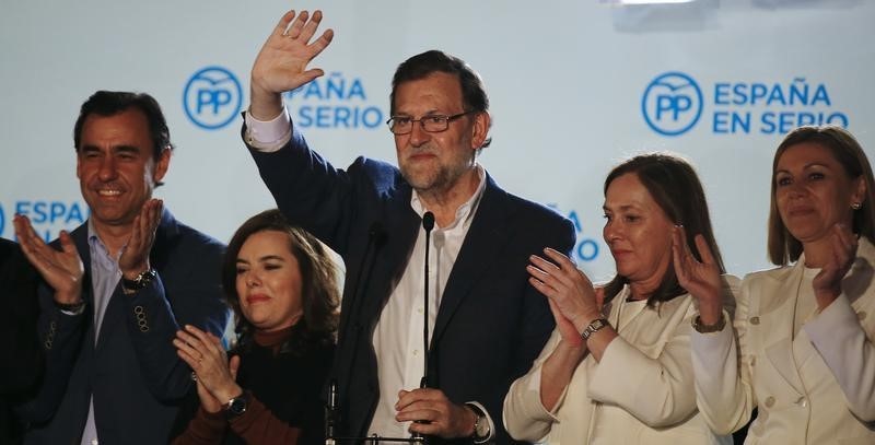 © Reuters. Spagna, il premier uscente e leader del Partito Popolare Mariano Rajoy, stanotte a Madrid