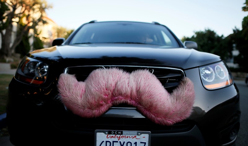 © Reuters. A driver with the ride-sharing service Lyft waits for a customer on a street in Santa Monica, California