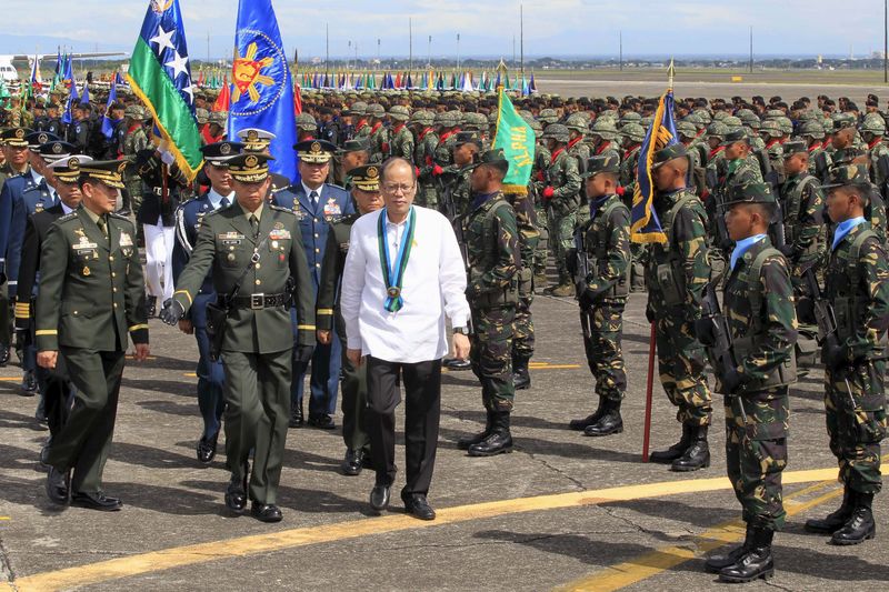 © Reuters. Aquino reviews a military platoon during the 80th founding anniversary of the Armed Forces of the Philippines held inside Clark Air Base, formerly a U.S. base, in Angeles city