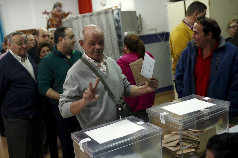 © Reuters. El Ibex cae casi un 2,3% y prima riesgo repunta ante temor a ingobernabilidad