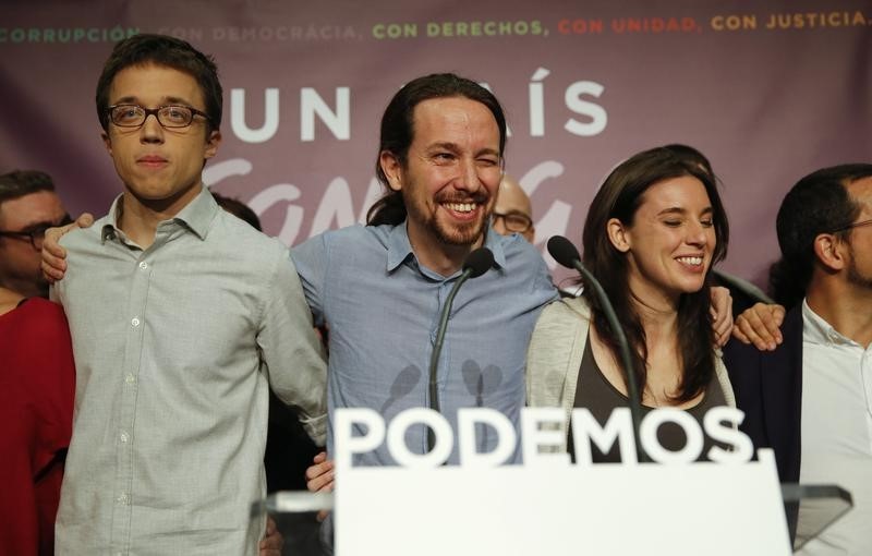 © Reuters. Il  leader di Podemos Pablo Iglesias insieme ad altri membri del partito festeggia in nottata a Madrid