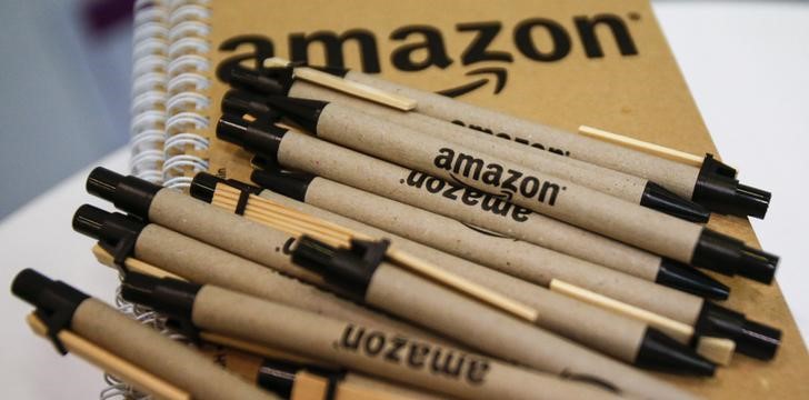 © Reuters. Pens and paper with an Amazon logo are seen at the logistics center in Brieselang