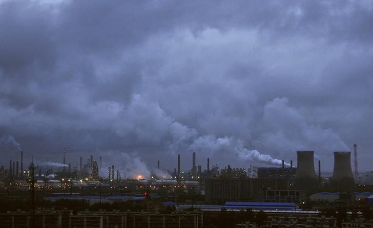 © Reuters. НПЗ в китайском городе Нинбо