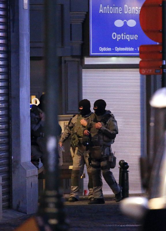 © Reuters. مدعون: شرطة بروكسل تعتقل شخصين في مداهمات تتصل بهجمات باريس