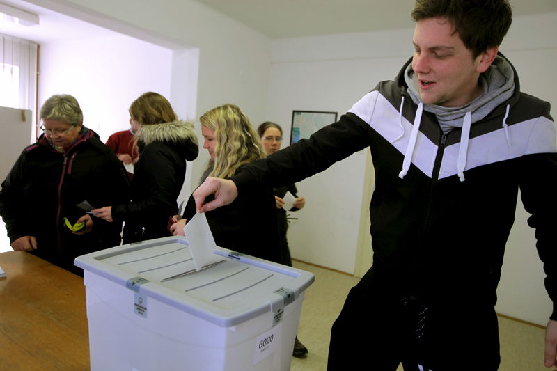 © Reuters. سلوفينيا ترفض زواج المثليين في استفتاء عام