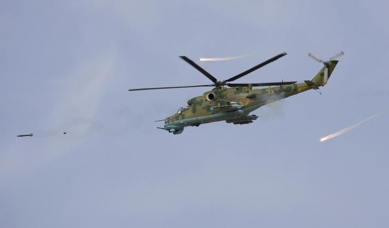 © Reuters. وكالة: روسيا تعزز قاعدتها في أرمينيا بطائرات هليكوبتر هجومية ودفاعية
