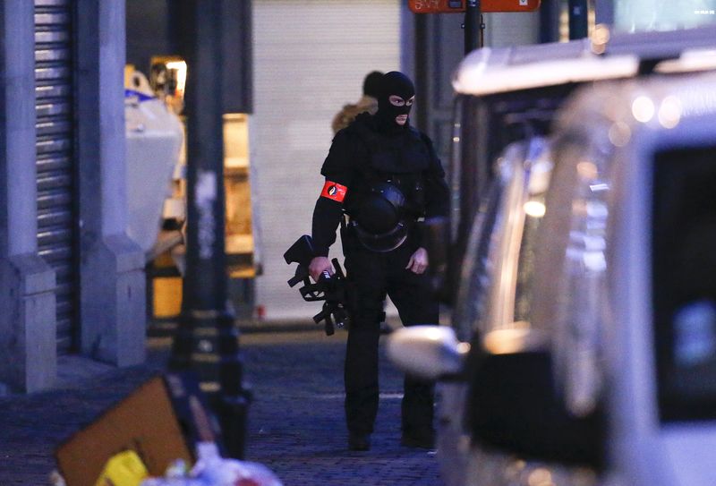 © Reuters. Policial durante operação em Bruxelas