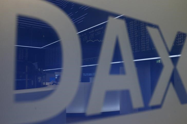 © Reuters. Логотип индекса DAX на фондовой бирже во Франкфурте-на-Майне 