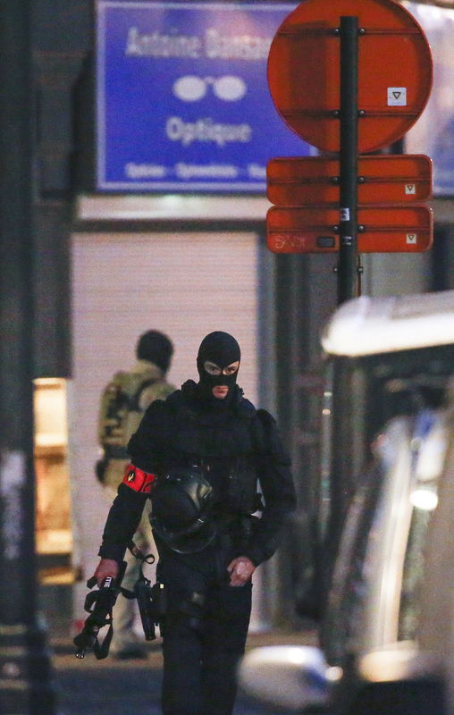 © Reuters. La policía belga arresta a dos sospechosos vinculados con ataques de París